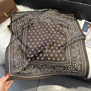 Foulard en soie marron à motif cachemire sur fourrure blanche et fond de magazine