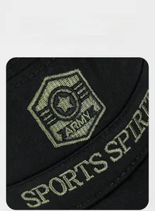Detailaufnahme der Militär-Stickerei mit Schild und Stern auf der schwarzen Sportmütze