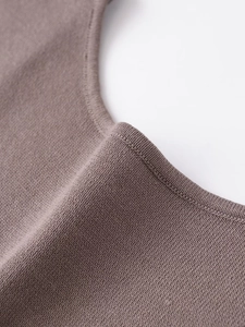 Detailansicht der Strickstruktur und des Rippsaums am rückenfreien Oberteil