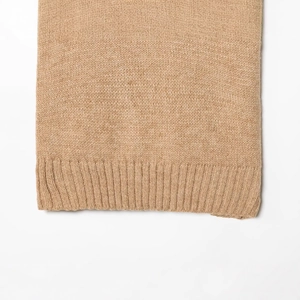 Gilet en tricot sans manches kaki à col montant avec bordure côtelée sur fond blanc
