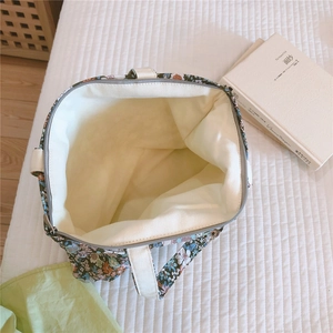 Vue intérieure du sac en toile fleurie montrant la grande capacité et la fermeture éclair