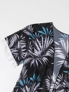 Détail du tissu à imprimé palmier tropical transparent avec pompons en coton blanc
