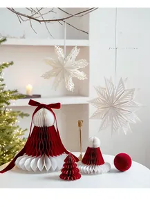 Détails macro des sapins de Noël en papier nid d'abeille nordique et étoiles blanches