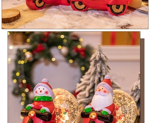 Détail d'une boîte à musique de Noël avec Père Noël, bonhomme de neige et globe à neige