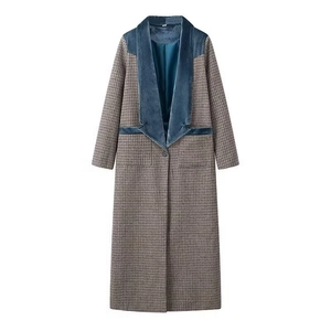 Langer Karo-Wollmantel für Damen mit Samtkragen und Taschenklappen in Braun und Navy