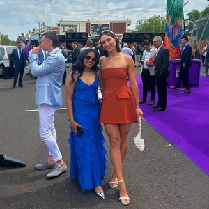 Elegante abito corto a fascia arancione con tasche e abito lungo blu a balze per donna