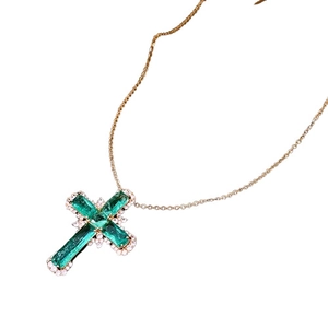 Élégant collier croix dorée avec zircons verts taille émeraude et détails scintillants