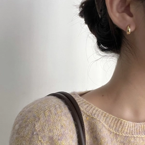 Minimalistische S925 sterling zilveren gouden oorring gedragen door een model