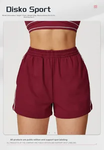 Dettaglio dei pantaloncini sportivi bordeaux a vita alta con strisce laterali bianche
