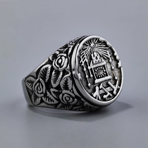 Détail de la bague maçonnique rose montrant les gravures et la finition oxydée