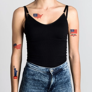 Modelo con tatuajes impermeables del Día de la Independencia de EE. UU. con bandera y estatua