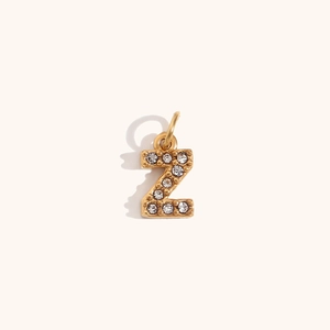 Primer plano del colgante letra Z chapado en oro 18K con mini diamantes para joyería DIY