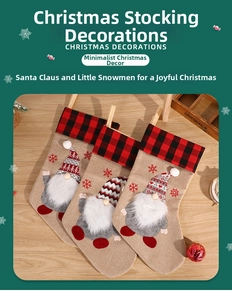 Trois chaussettes de Noël en toile avec motifs nains et bordure à carreaux rouges