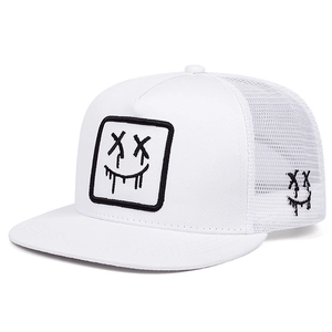 Dettaglio del cappello trucker bianco con ricamo smiley nero stile street fashion
