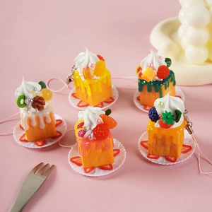 Mini-Set künstlicher Obstkuchen-Schlüsselanhänger mit Sahne und bunten Beeren für Taschen