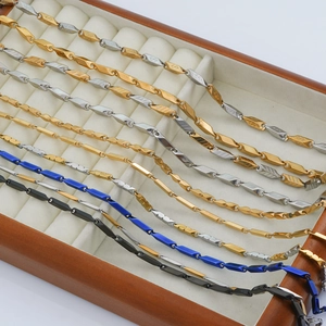 Collane a catena con maglie a rombo in acciaio oro, argento, blu e nero lucido