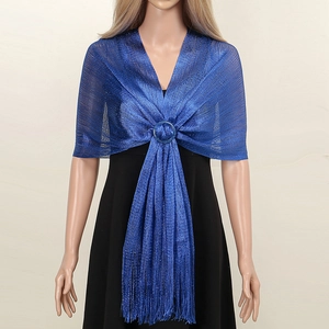 Blauer Metallic-Schal mit V-Ausschnitt, silberner Schnalle und langen Fransenquasten