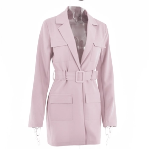 Détail de la ceinture réglable et des poches sur la robe blazer rose élégante