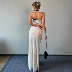 Vue arrière d'une robe dos nu beige avec dos ouvert et détails de bordure noire
