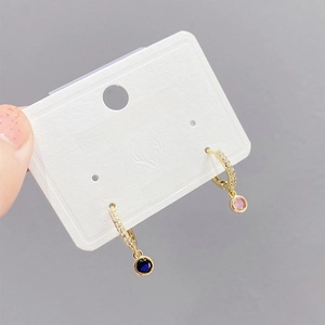 Juego de tres pares de pendientes huggie dorados con piedras rosas y azules en S925