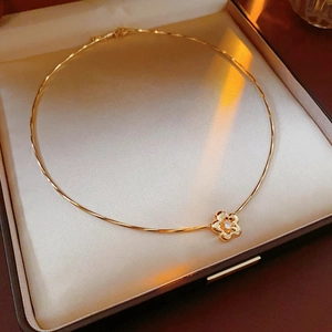 Dettaglio di una collana a fiore dorata con zircone in una scatola regalo per gioielli