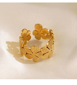 Macro d'une bague fleur plaquée or 18 carats avec texture brossée et détails fins