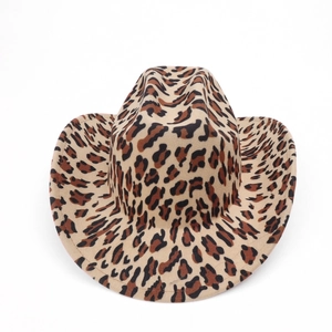 Détail d'un chapeau de cowboy léopard avec bord incurvé et texture de style jazz