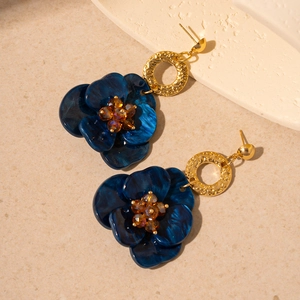 Détails de pétales de fleurs en résine bleu foncé avec anneaux martelés dorés