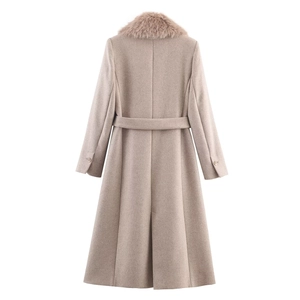 Elegante cappotto lungo color cammello con collo in pelliccia sintetica e cintura