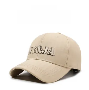 Détail de la casquette de baseball kaki avec broderie NY&JA et texture en tissu sergé