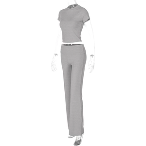 Vista laterale di un set t-shirt crop slim-fit e pantaloni a zampa grigi su manichino