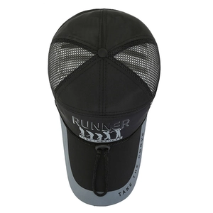 Dettaglio cappellino runner nero con rete traspirante e cinturino regolabile