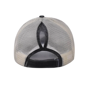 Dettaglio cappello baseball da donna con ampia apertura verticale per coda di cavallo
