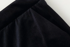Gros plan de la texture du tissu en velours noir de haute qualité d'un tailleur chic