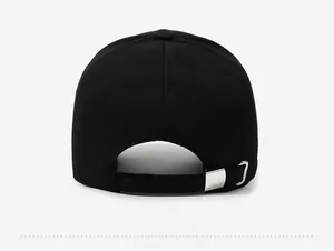 Détail de l'arrière de la casquette noire avec boucle et sangle en métal argenté réglable