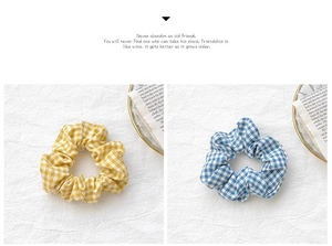 Détails de chouchous à carreaux jaunes et bleus en tissu doux sur un fond minimaliste