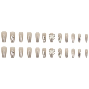 Unghie finte nude beige stile francese con glitter argento sfumato e ciondolo farfalla 3D