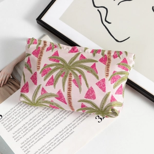 Detailansicht der Palmenstickerei auf der rosa tragbaren Kosmetiktasche aus Jacquard