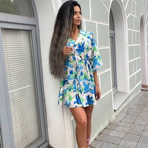 Détail de robe à imprimé floral bleu à manches courtes avec cordon de serrage et col en V
