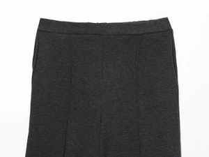 Detail der anthrazitfarbenen Strickhose mit elastischem Bund und Mittelnaht