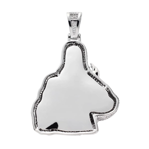 Détail d'un pendentif hip hop en argent avec zircons sertis et finition polie brillante
