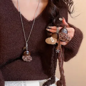 Collier pendentif cœur vintage en résine avec détails léopard sur pull en mohair marron