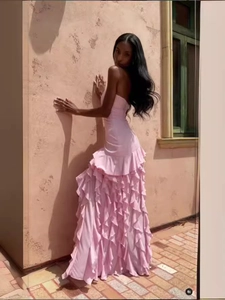 Robe de soirée rose moulante avec volants étagés et fente latérale haute élégante