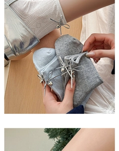 Détails de chaussettes en maille style ballet avec nœuds et pendentifs cœur pastels