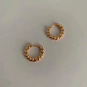 Boucles d'oreilles créoles torsadées dorées classiques avec finition vintage pour femme