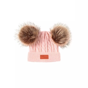 Bonnet d'hiver en tricot rose pour bébé avec deux grands pompons bruns et écusson