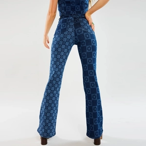 Vue détaillée du dos d'un jean évasé à taille haute avec imprimés floraux bleus vintage