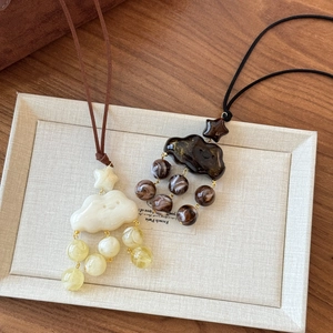 Colliers avec pendentifs nuage et étoile en résine sur cordon cuir en blanc et écaille