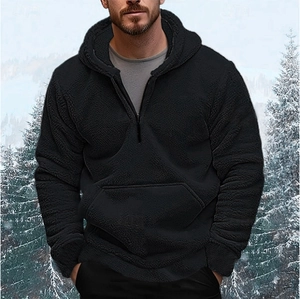 Herren-Kapuzenpullover aus schwarzem Fleece mit Reißverschluss vor Winterwald