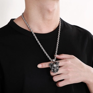 Dettaglio del ciondolo a teschio argento con catena a fune in stile punk vintage